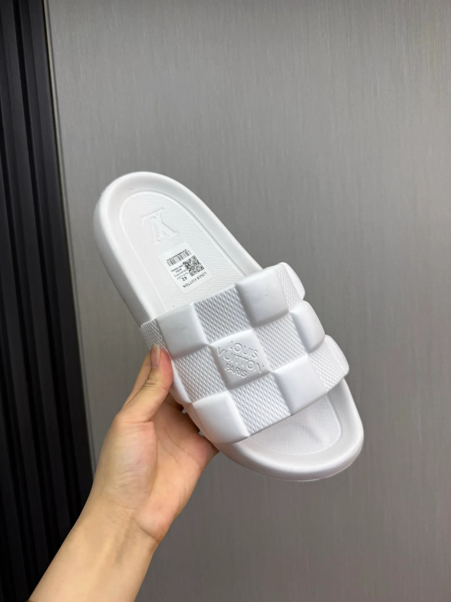 Men's shoes 💰260💰 ▪️LV's popular Little Red Book popular slippers hot sale: 1 shipment✅ Super textured and comfortable slippers, original TPU outsole. Authentic counter box drawer box packaging 🎁Size 38-45